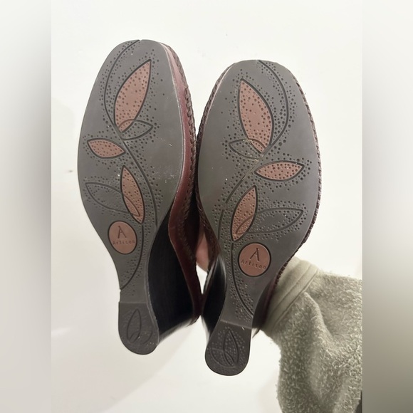 Clarks Artisan Womens 8 Slip-on Wedges Brown Leather Decorative Swirl Stitch - Picture 6 of 6